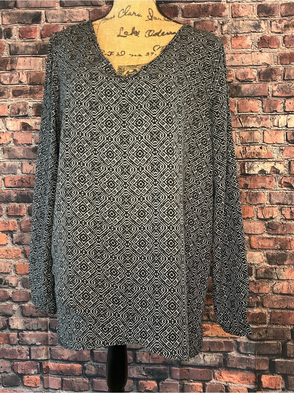 Chelsea & Theodore Black and White Geometric V-Neck Blouse